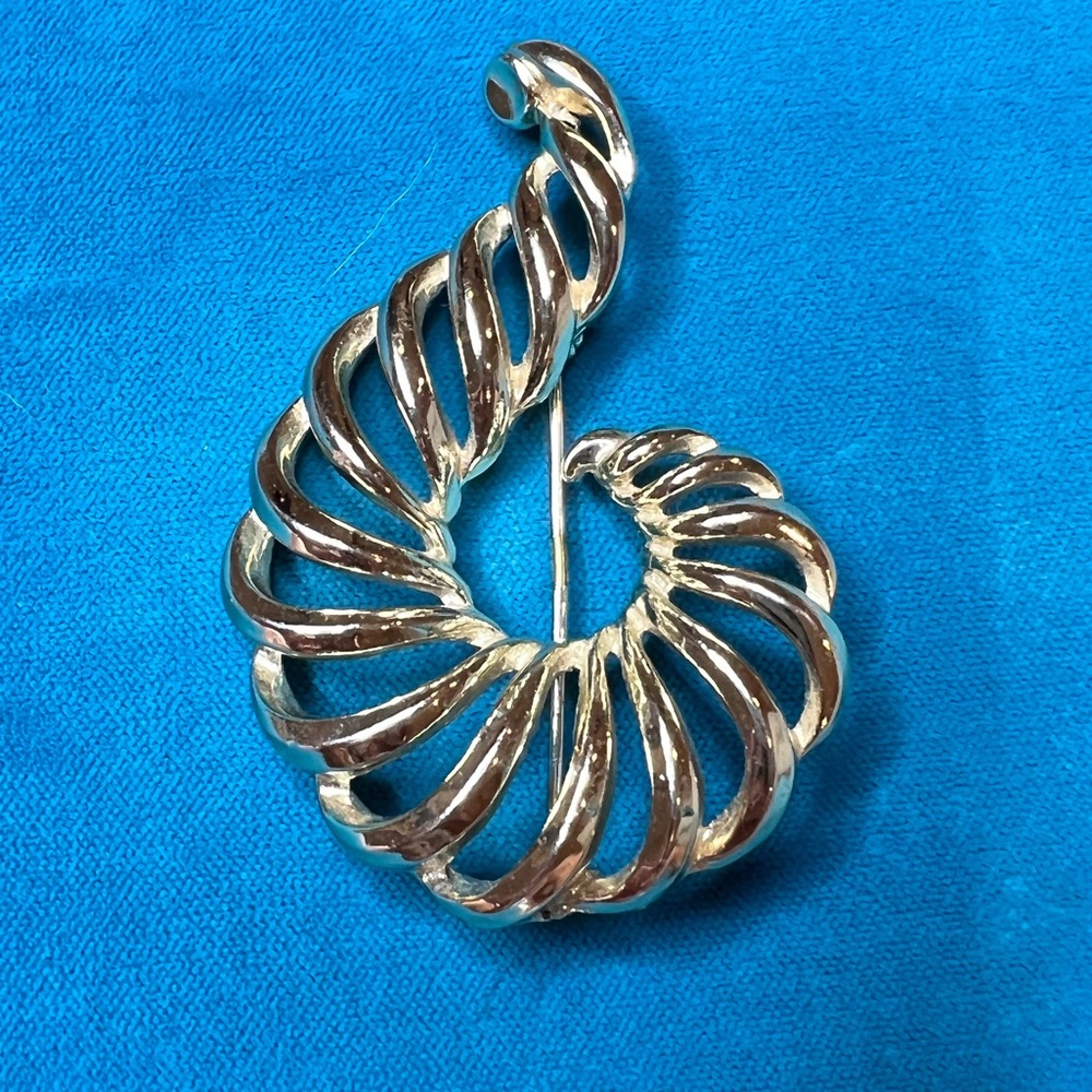 Lisner Vintage Gold Twist Brooch Pin